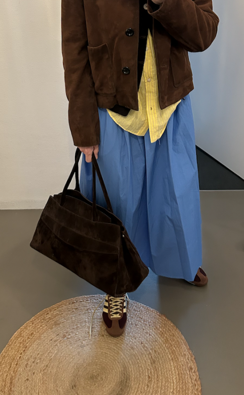 Hier passen Braun, Gelb und Blau zusammen sehr gut zusammen. Sie sind alle in mittlerer Helligkeit und gleicher Sättigung.